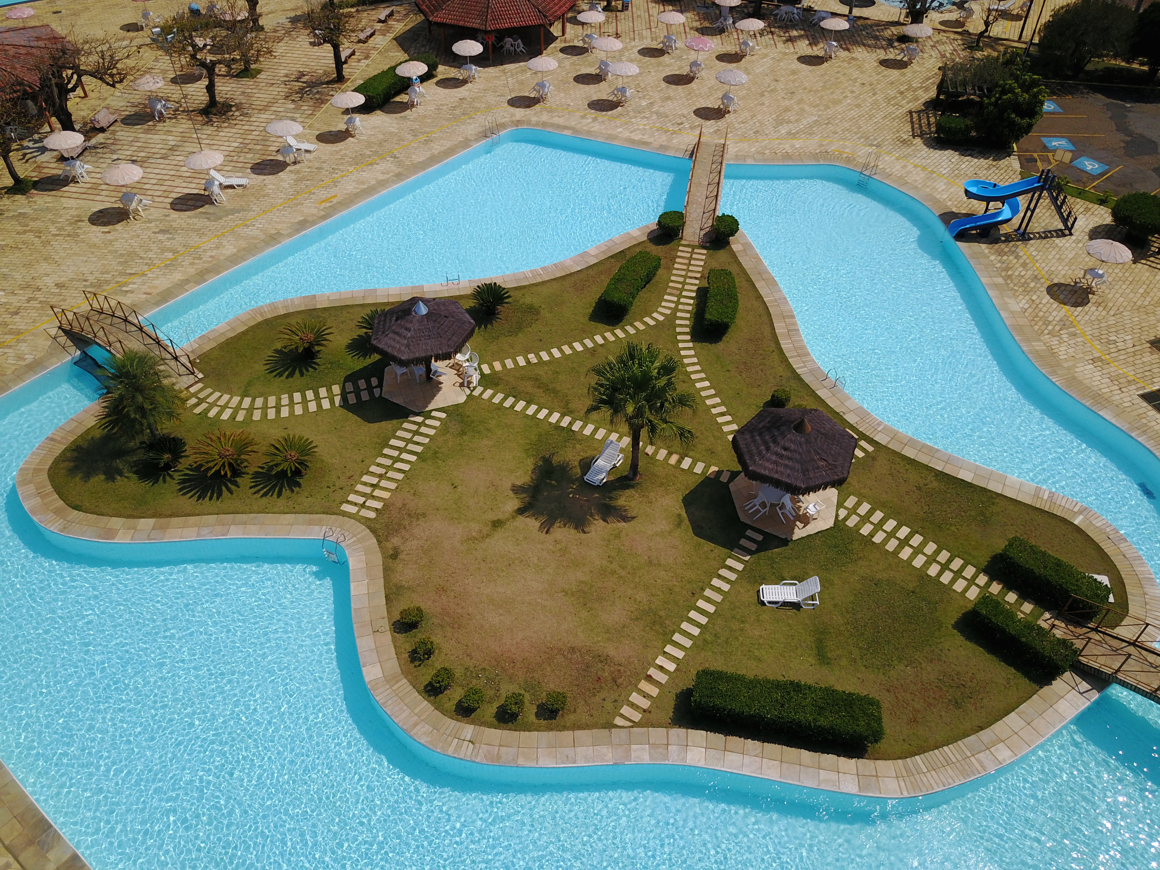Piscinas e jardins do Clube Campestre de Varginha vistos do alto